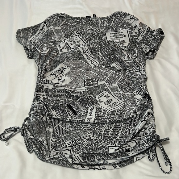 Kristin Nicole Newspaper Print Ruched Drawstring Side T-Shirt - Picture 2 of 3